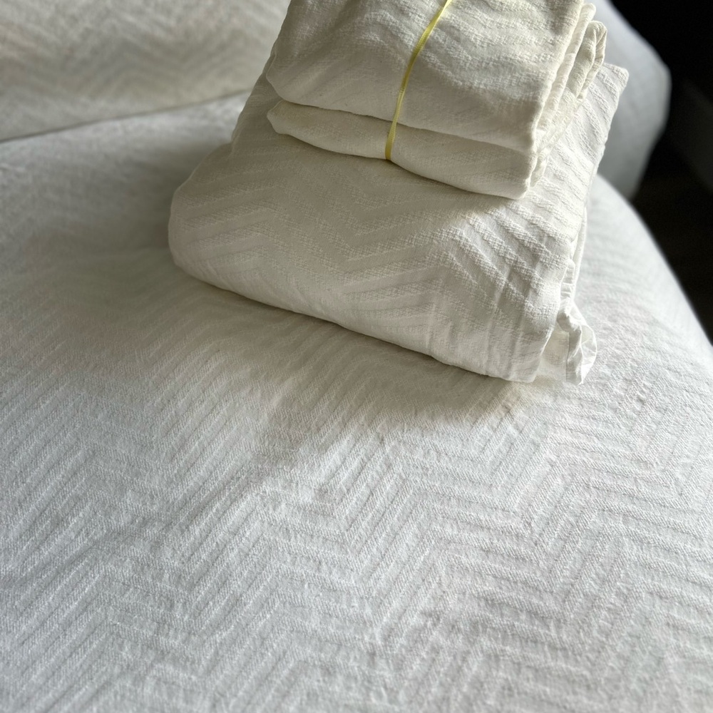 Docofil  White  Chevron Bed Set queen
Duvet and two
2 Queen pillow covers